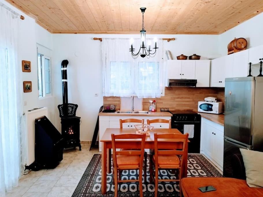 Cozy Cottage For 4 Lávdhas Екстериор снимка