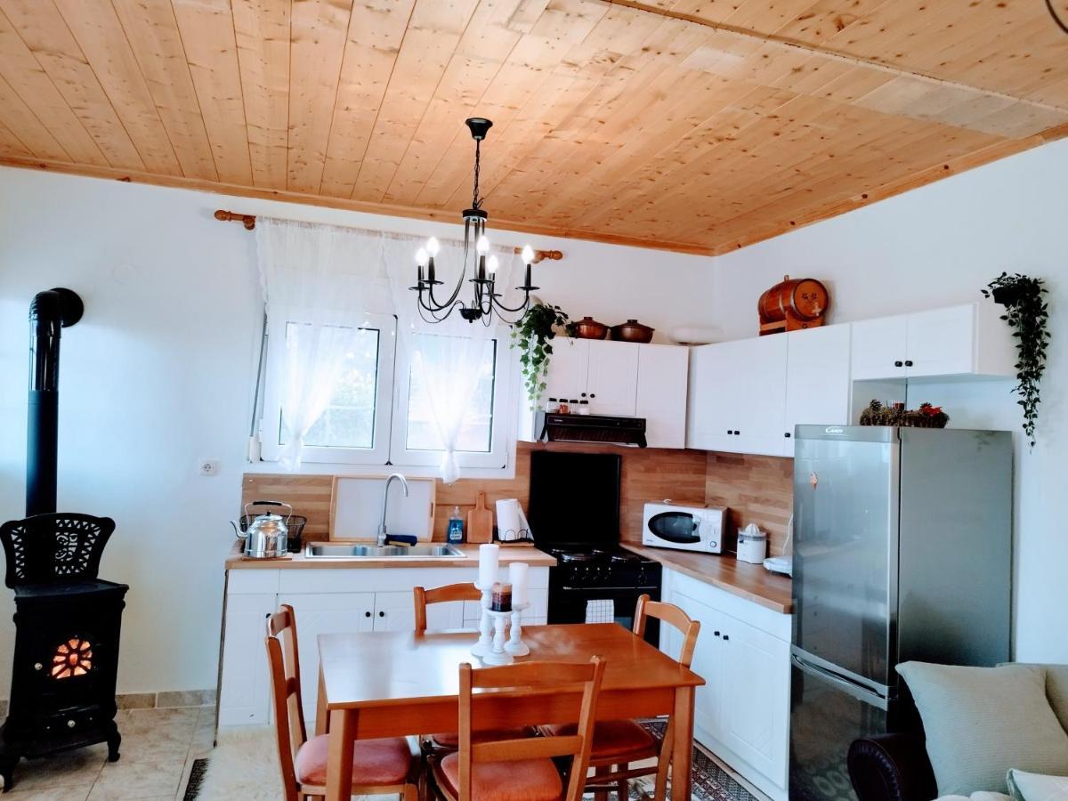 Cozy Cottage For 4 Lávdhas Екстериор снимка